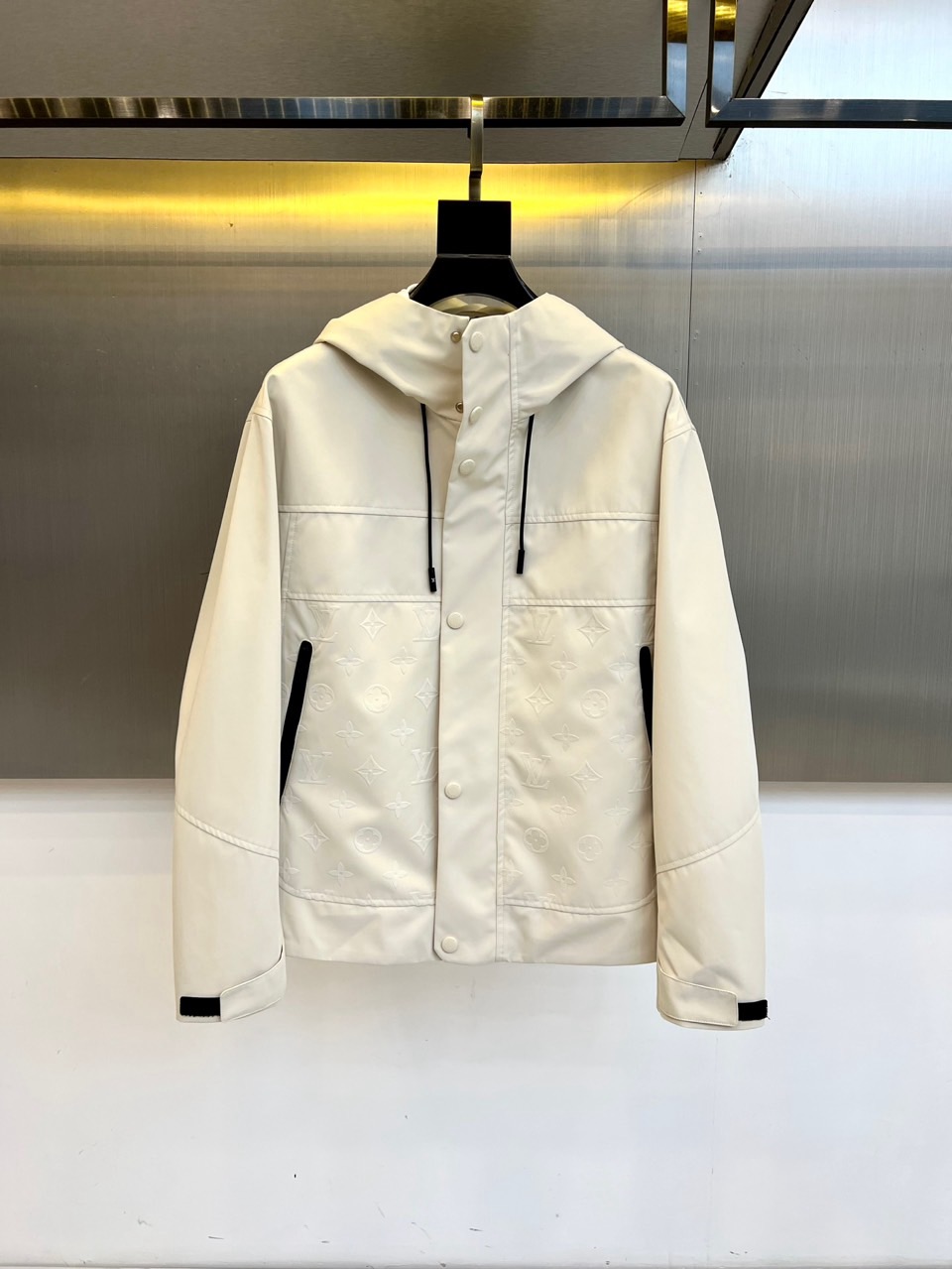 LV/路易威登、25FW男士大衣外套灰蓝科技面料压花Monogram新款羽绒服外套。这款雨衣采用科技面料