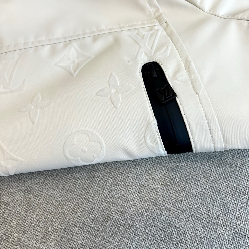 LV/路易威登、25FW男士大衣外套灰蓝科技面料压花Monogram新款羽绒服外套。这款雨衣采用科技面料