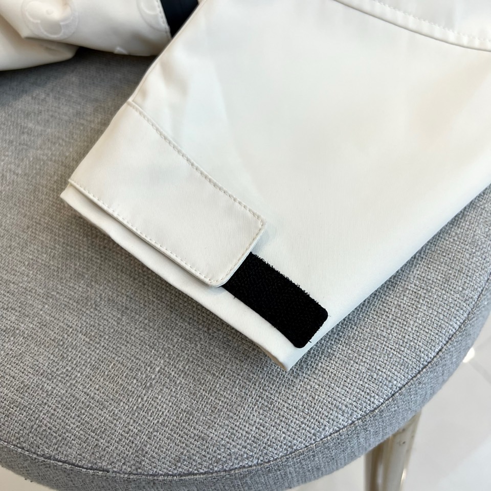 LV/路易威登、25FW男士大衣外套灰蓝科技面料压花Monogram新款羽绒服外套。这款雨衣采用科技面料