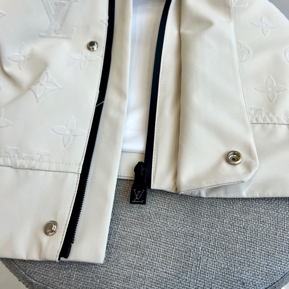 LV/路易威登、25FW男士大衣外套灰蓝科技面料压花Monogram新款羽绒服外套。这款雨衣采用科技面料