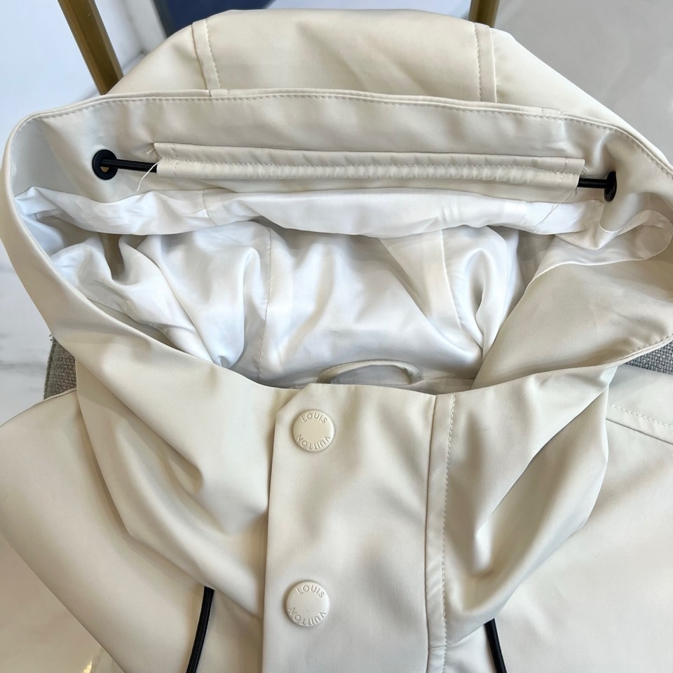 LV/路易威登、25FW男士大衣外套灰蓝科技面料压花Monogram新款羽绒服外套。这款雨衣采用科技面料