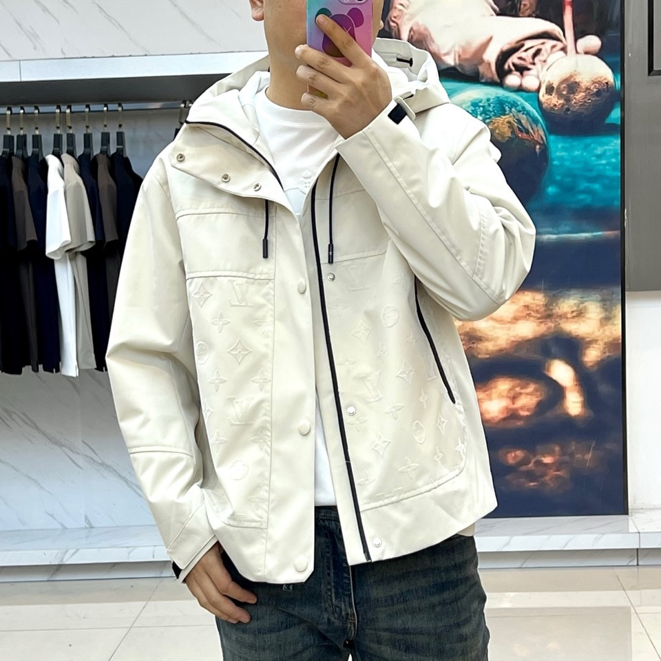 LV/路易威登、25FW男士大衣外套灰蓝科技面料压花Monogram新款羽绒服外套。这款雨衣采用科技面料