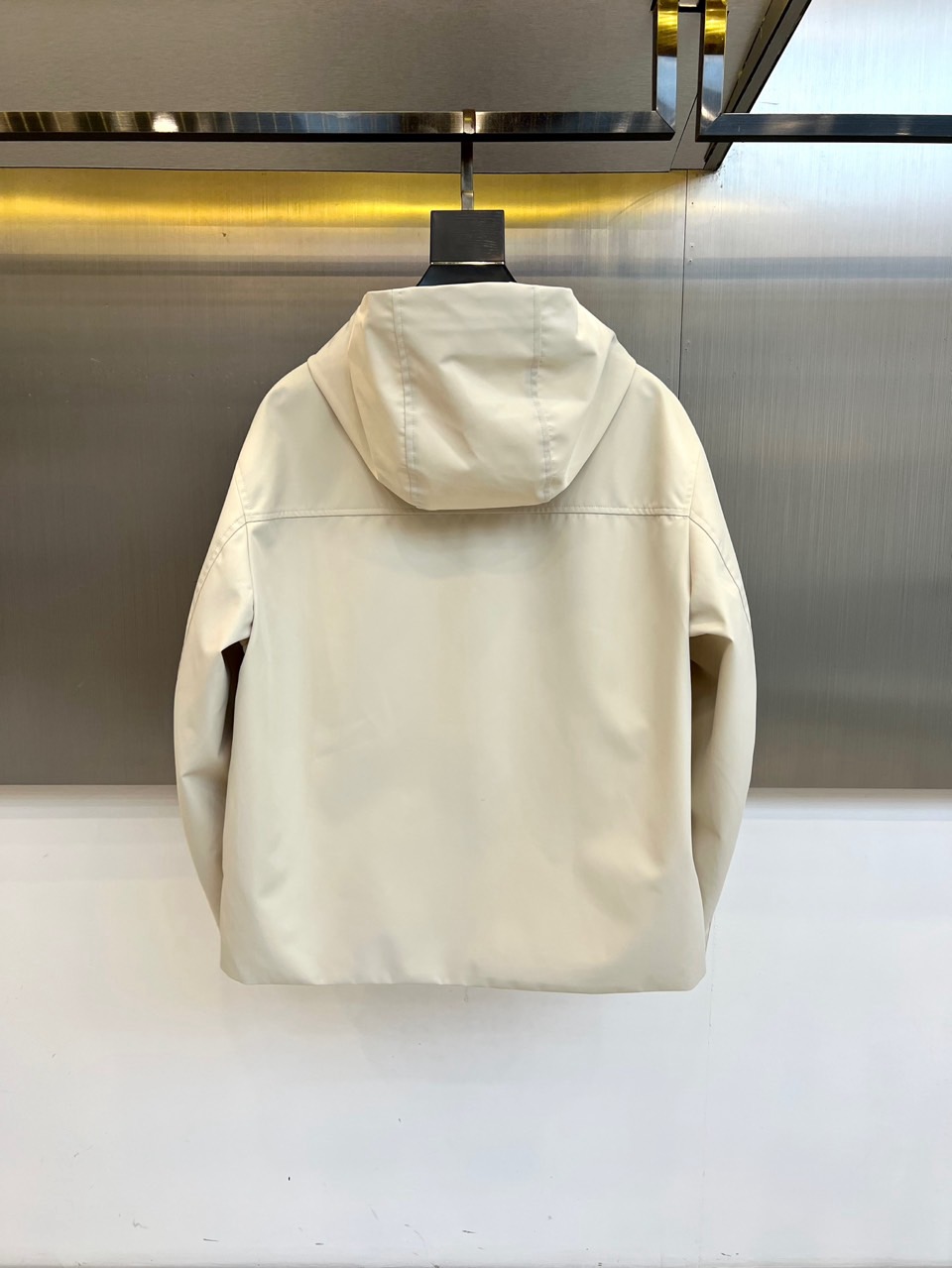 LV/路易威登、25FW男士大衣外套灰蓝科技面料压花Monogram新款羽绒服外套。这款雨衣采用科技面料