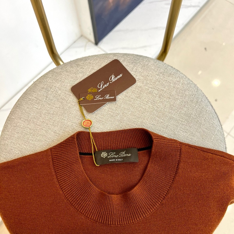 lP🆕、25FW/新品圆领套头羊毛衫，定制抗起球精细绵羊毛，腈纶29.3%聚酯纤维27.1%莱赛尔纤维2