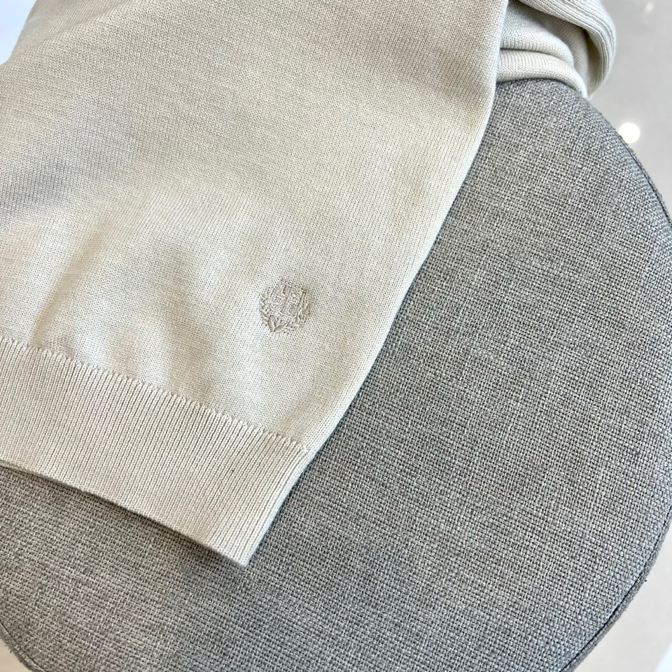 lP🆕、25FW/新品圆领套头羊毛衫，定制抗起球精细绵羊毛，腈纶29.3%聚酯纤维27.1%莱赛尔纤维2