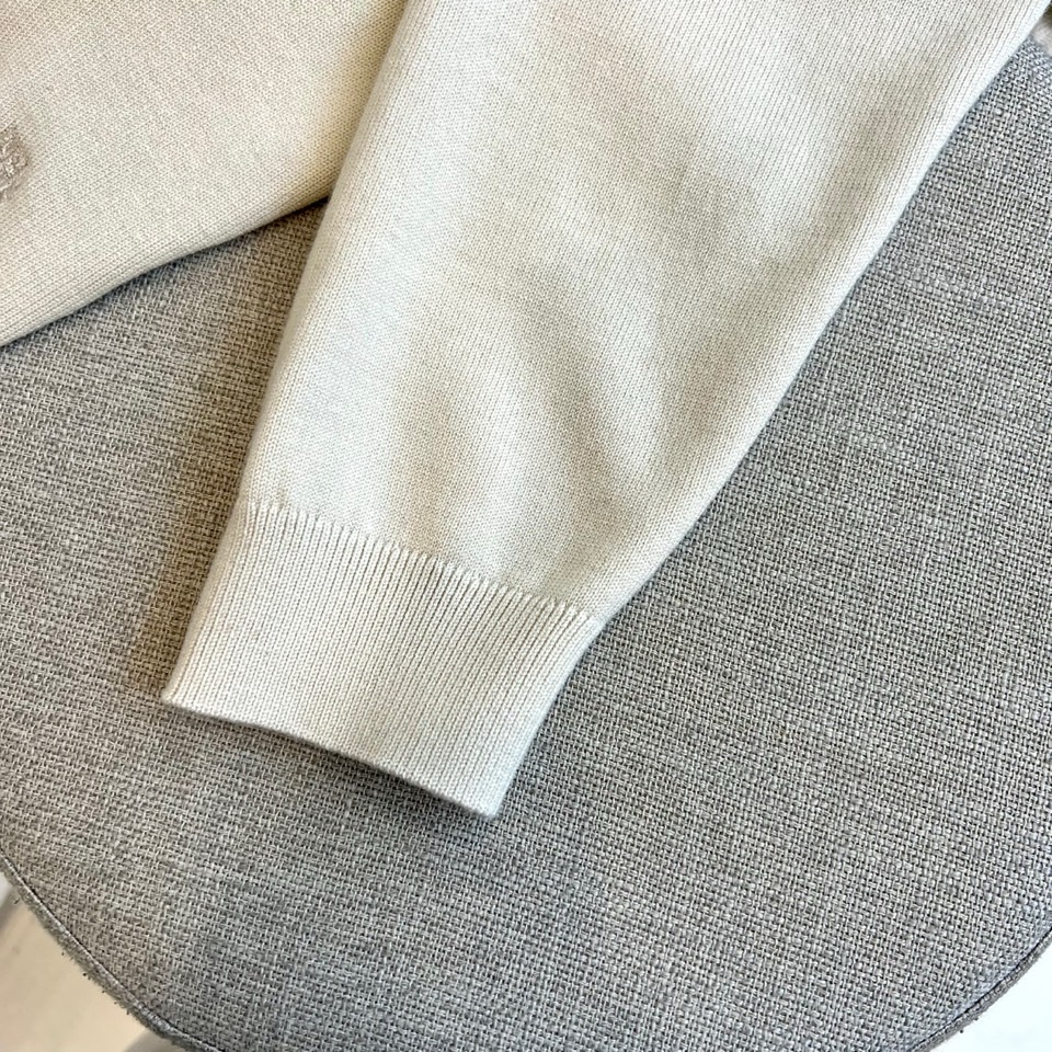 lP🆕、25FW/新品圆领套头羊毛衫，定制抗起球精细绵羊毛，腈纶29.3%聚酯纤维27.1%莱赛尔纤维2