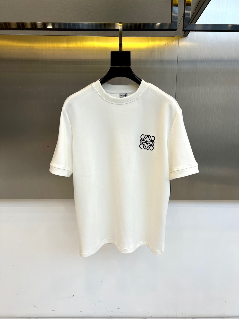 NO:517809,Lowe, 25s autumn and winter new air layer mid-sleeved T-shirt. 240 grams of heavy orchid filament soft air cotton is selected, combined with green and environmentally friendly recycled fibers and spandex blend. Through structural design, the inner, middle and outer fabric structure is adopted to form an air interlayer and a double-layer structure inside the fabric. The system warp or weft yarn is added between the surface and the warp and weft to form an inner, middle and outer layer sandwich structure. The middle layer uses filling yarn with good expansion and elasticity to form an air layer to achieve warmth. The fabric has a good wrinkle resistance, fast rebound speed, special tailoring and structure are special, and the whole body is minimal, and can be compatible with the outer or stacked. 48-56 (model 173, 143 catties upper body 50 yards),,loewe,alexander wang19860909Lowe罗意威、25s秋冬新品空气层中袖体恤.选用240克重兰精天丝柔感空气棉,结合绿色环保再生纤维,氨纶的混纺,通过结构设计,采用内、中、外面料结构,使面料内部形成空气夹层,双层结构,在表面和内部的经纬之间加入系统的经纱或纬纱,形成内、中、外层的夹层结构,中间层采用膨松性和弹性好的填充纱,形成空气层,达到保暖的效果.面料的耐皱性也好,回弹速度快,剪裁和结构足够特别,通体极简,外穿或叠搭都能兼容.48-56（模特173,143斤上身50码）,,loewe,alexander wang,Men's clothing