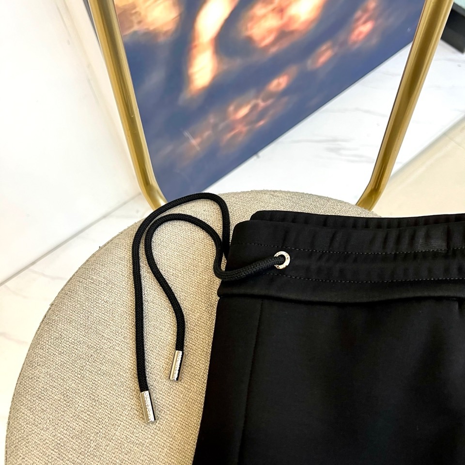 MON蒙口、2025秋冬全新运动套装，以纯粹哑光黑重塑运动美学。航天级弹力面料如第二层肌肤般贴合，在暗色