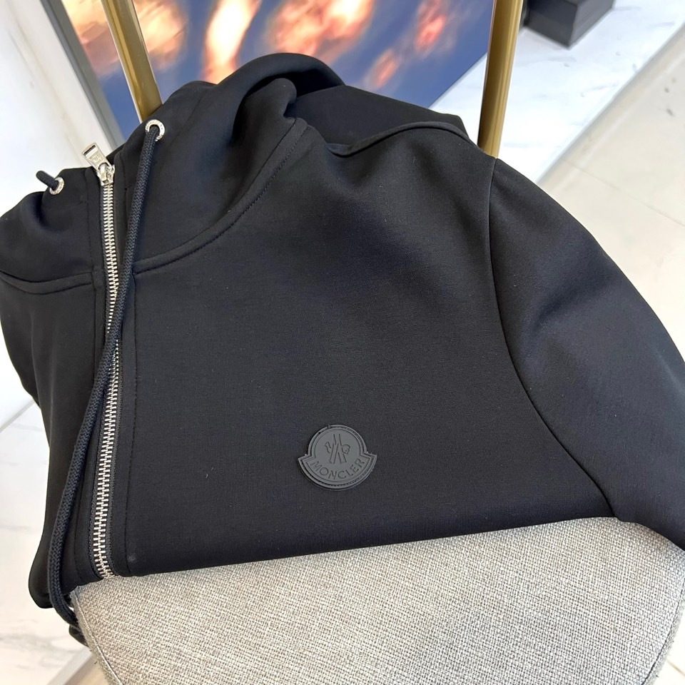 MON蒙口、2025秋冬全新运动套装，以纯粹哑光黑重塑运动美学。航天级弹力面料如第二层肌肤般贴合，在暗色