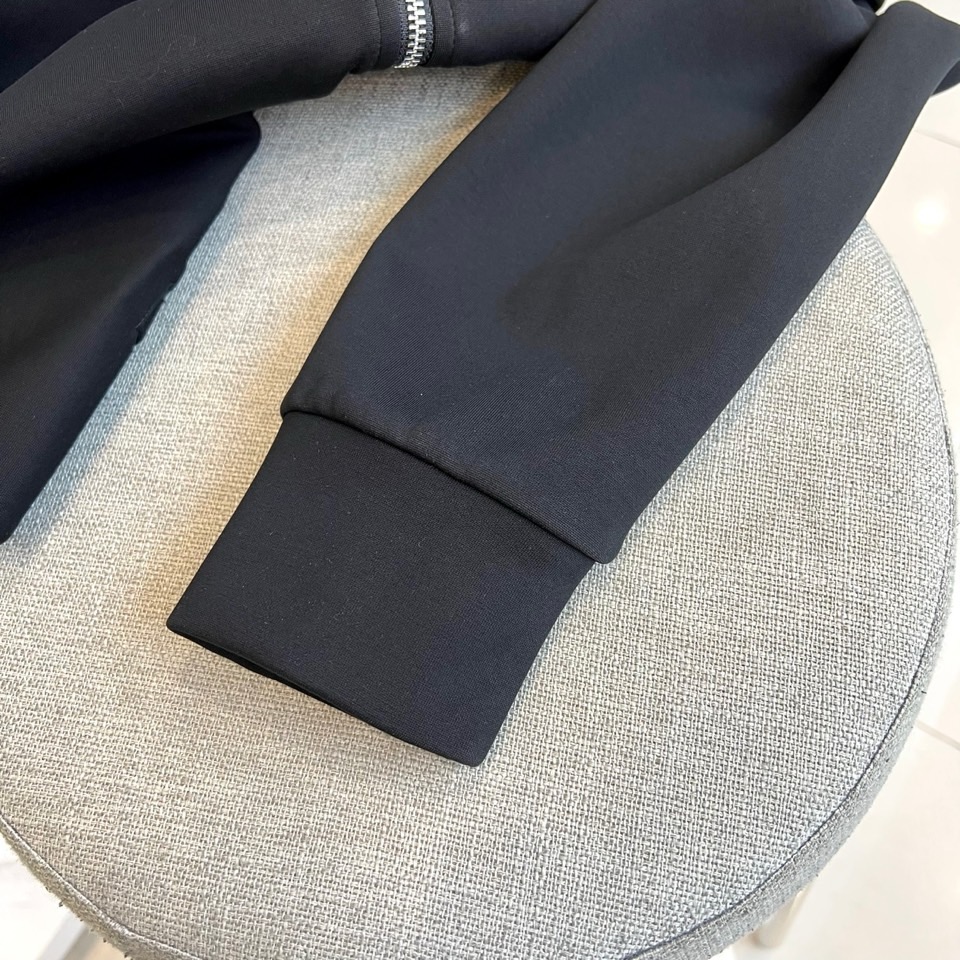 MON蒙口、2025秋冬全新运动套装，以纯粹哑光黑重塑运动美学。航天级弹力面料如第二层肌肤般贴合，在暗色