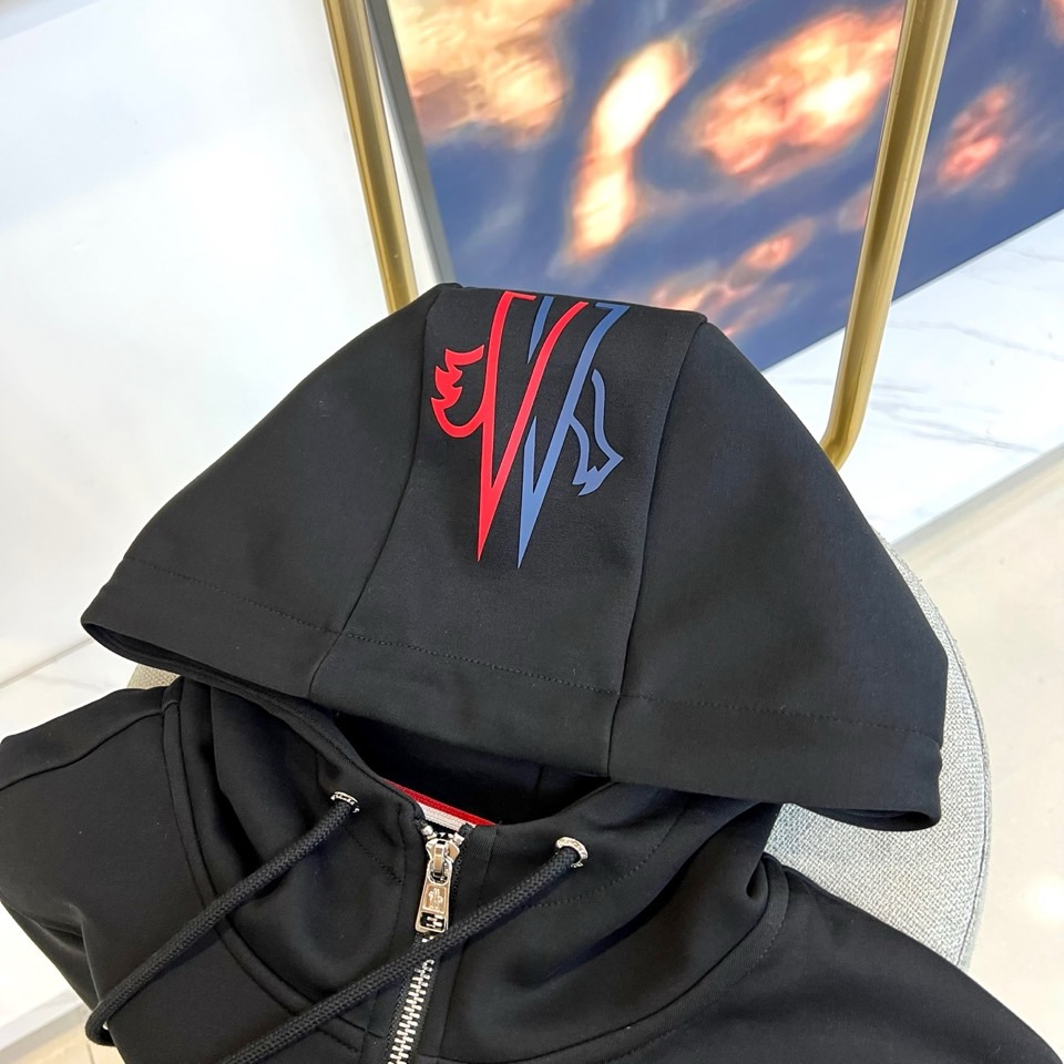 MON蒙口、2025秋冬全新运动套装，以纯粹哑光黑重塑运动美学。航天级弹力面料如第二层肌肤般贴合，在暗色