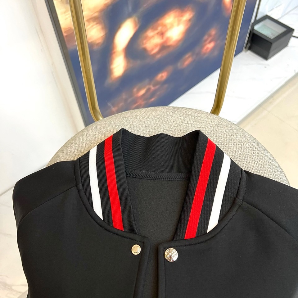 Prad普拉、2025秋冬运动系列红白条纹的工业美学。2025秋冬全新运动套装，以纯粹哑光黑为画布，领口