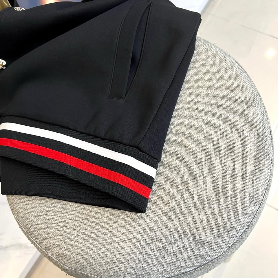 Prad普拉、2025秋冬运动系列红白条纹的工业美学。2025秋冬全新运动套装，以纯粹哑光黑为画布，领口
