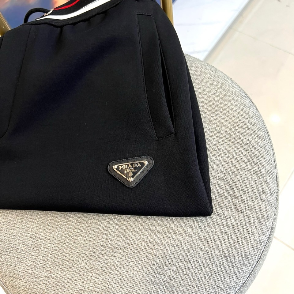 Prad普拉、2025秋冬运动系列红白条纹的工业美学。2025秋冬全新运动套装，以纯粹哑光黑为画布，领口