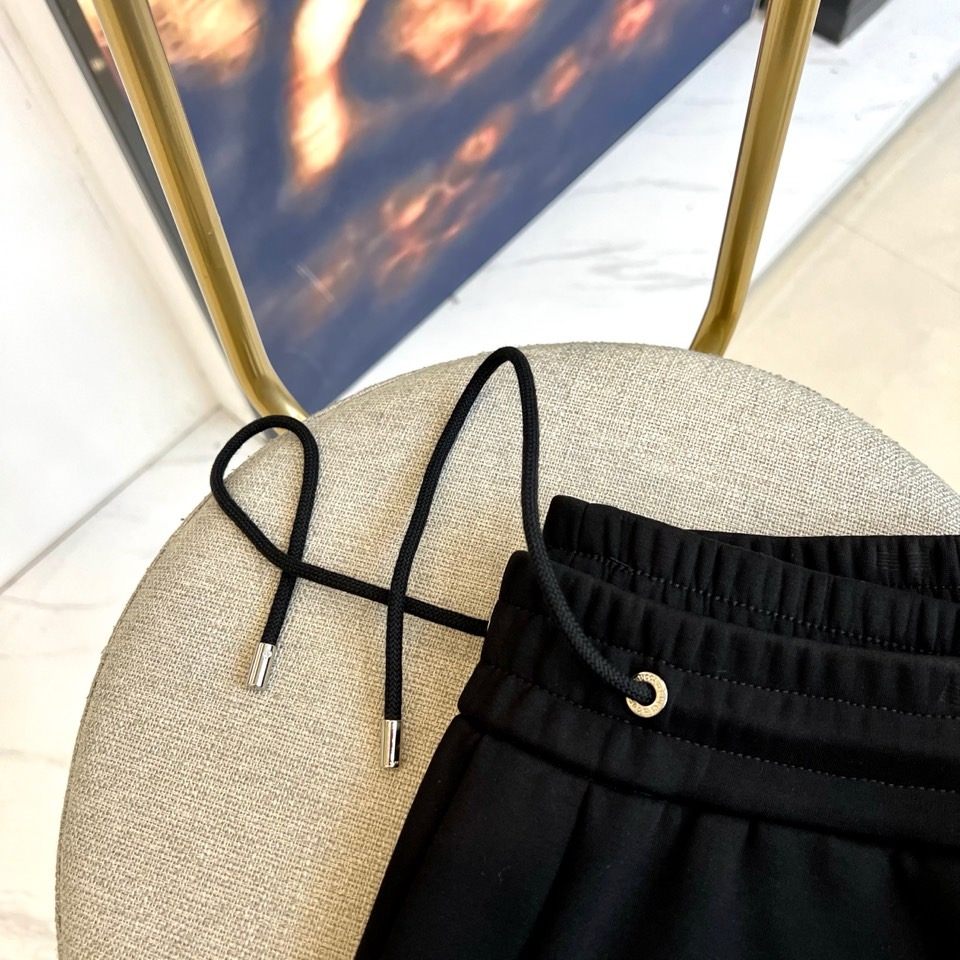 GUCC古驰、2025秋冬运动系列。2025秋冬全新运动套装，以深邃哑光黑为画布，袖管与裤侧的蓝白条纹如