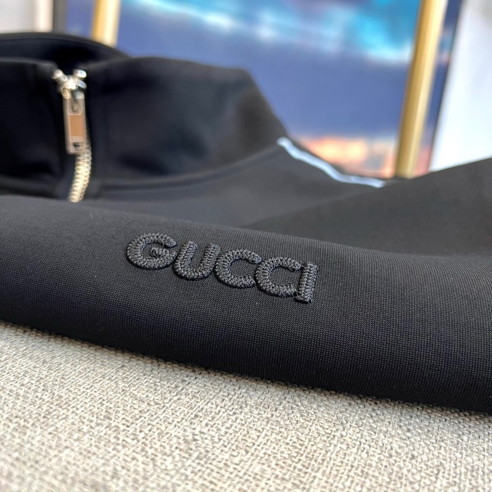 GUCC古驰、2025秋冬运动系列。2025秋冬全新运动套装，以深邃哑光黑为画布，袖管与裤侧的蓝白条纹如