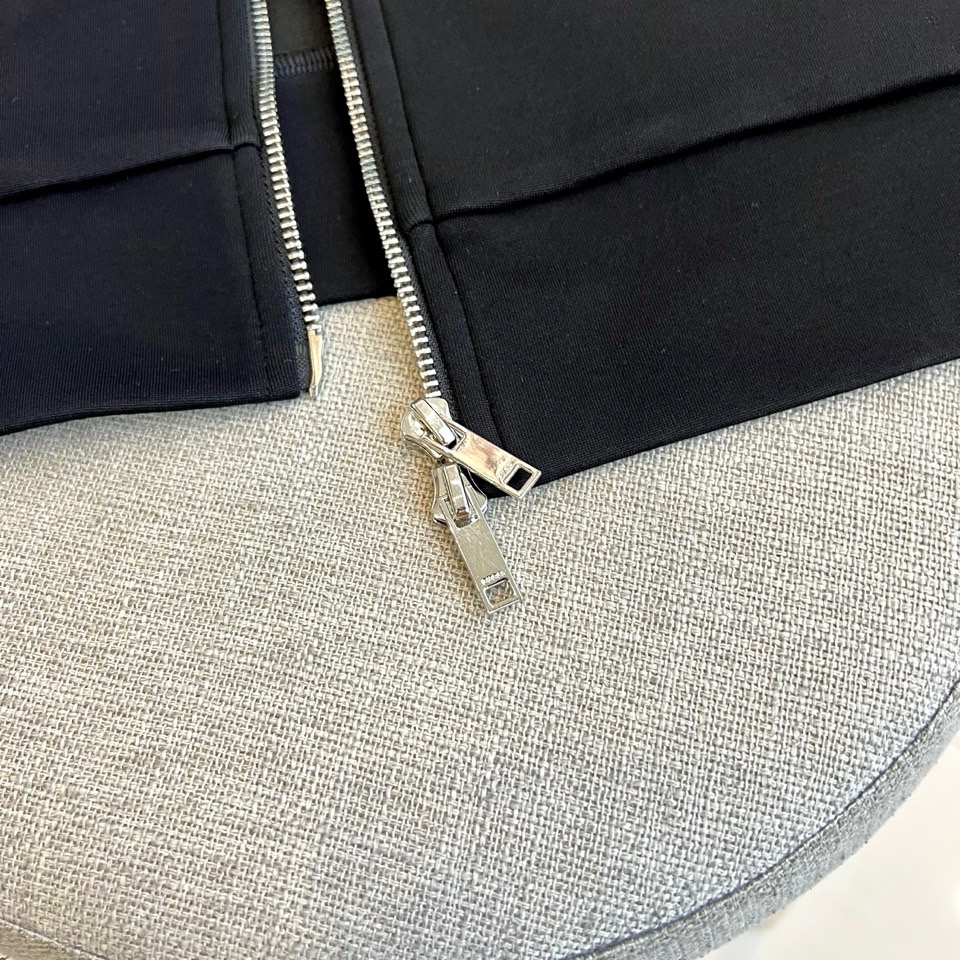 GUCC古驰、2025秋冬运动系列。2025秋冬全新运动套装，以深邃哑光黑为画布，袖管与裤侧的蓝白条纹如