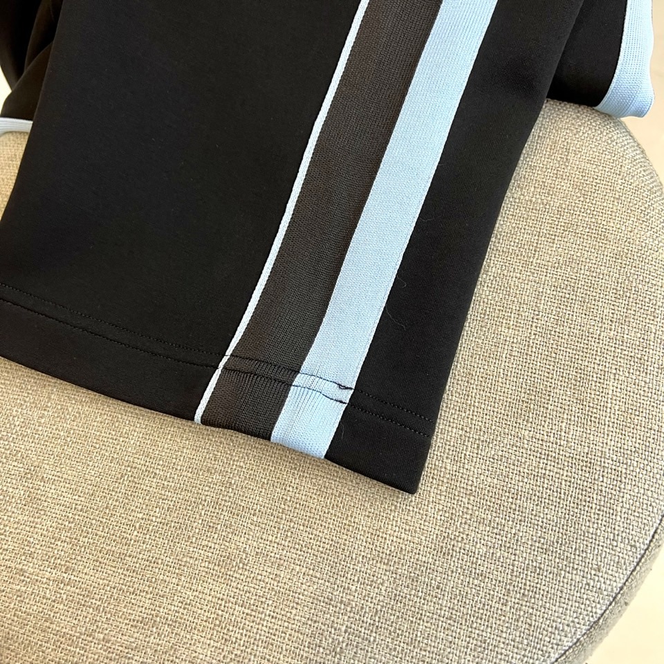 GUCC古驰、2025秋冬运动系列。2025秋冬全新运动套装，以深邃哑光黑为画布，袖管与裤侧的蓝白条纹如