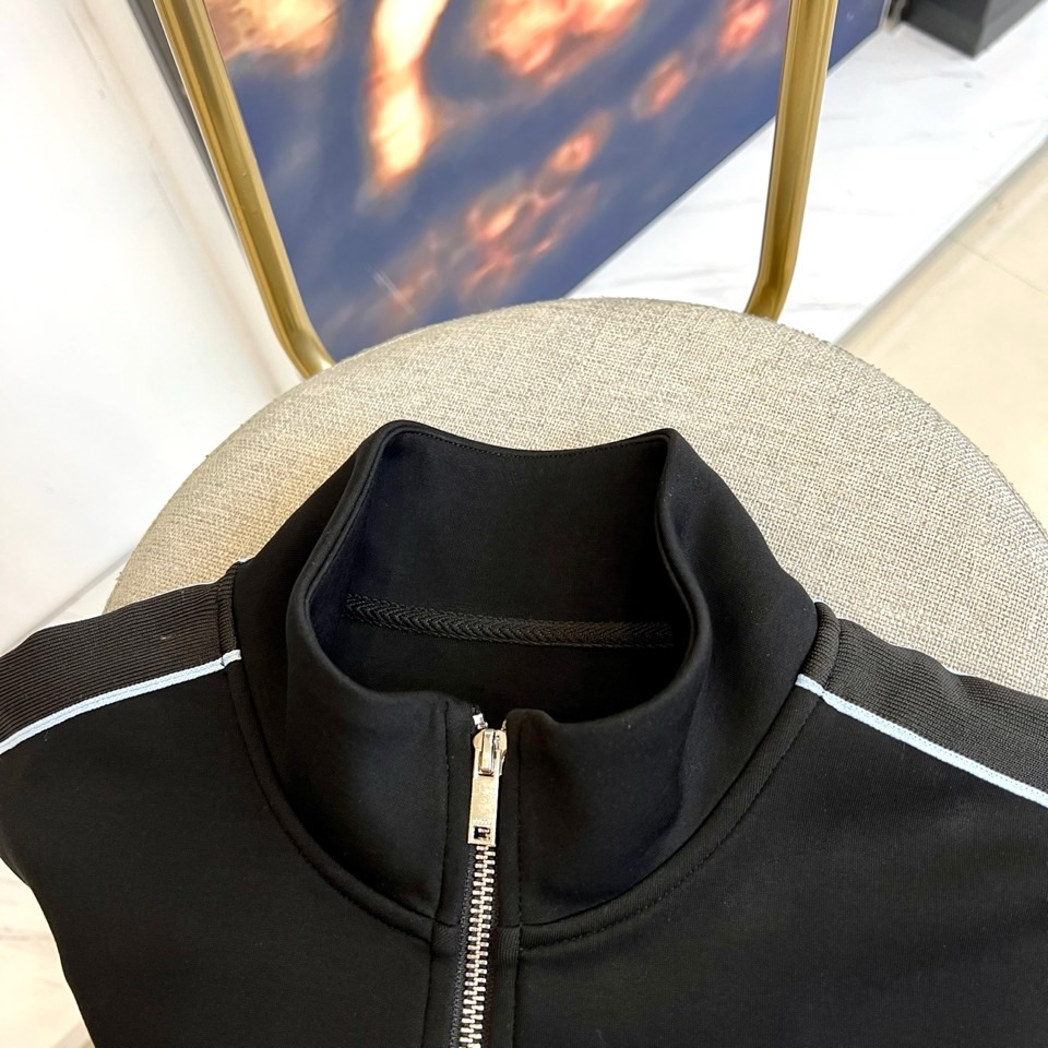 GUCC古驰、2025秋冬运动系列。2025秋冬全新运动套装，以深邃哑光黑为画布，袖管与裤侧的蓝白条纹如