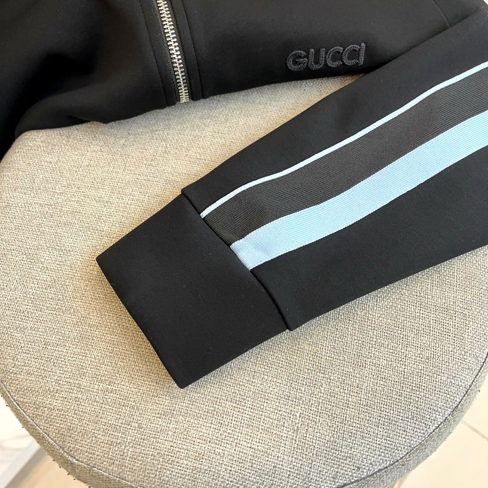 GUCC古驰、2025秋冬运动系列。2025秋冬全新运动套装，以深邃哑光黑为画布，袖管与裤侧的蓝白条纹如