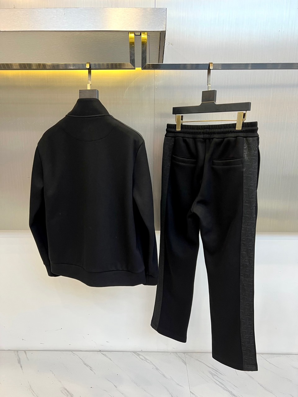 Dio迪奥、2025秋冬男士运动系列。精选哑光弹力面料打造立体剪裁套装，肩袖处的灰色科技面料拼接如同破晓