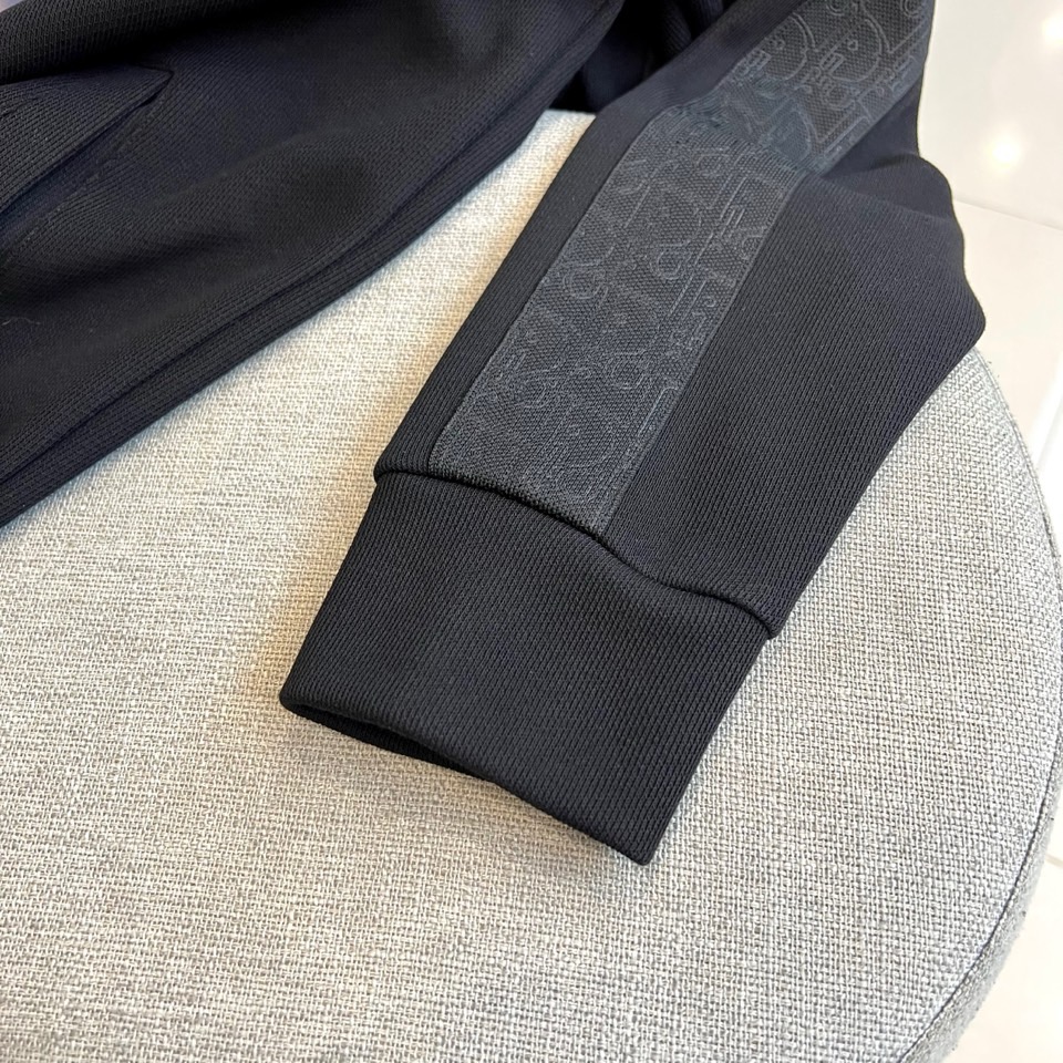 Dio迪奥、2025秋冬男士运动系列。精选哑光弹力面料打造立体剪裁套装，肩袖处的灰色科技面料拼接如同破晓