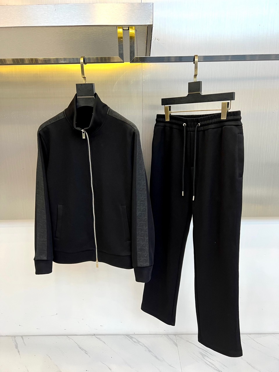 Dio迪奥、2025秋冬男士运动系列。精选哑光弹力面料打造立体剪裁套装，肩袖处的灰色科技面料拼接如同破晓