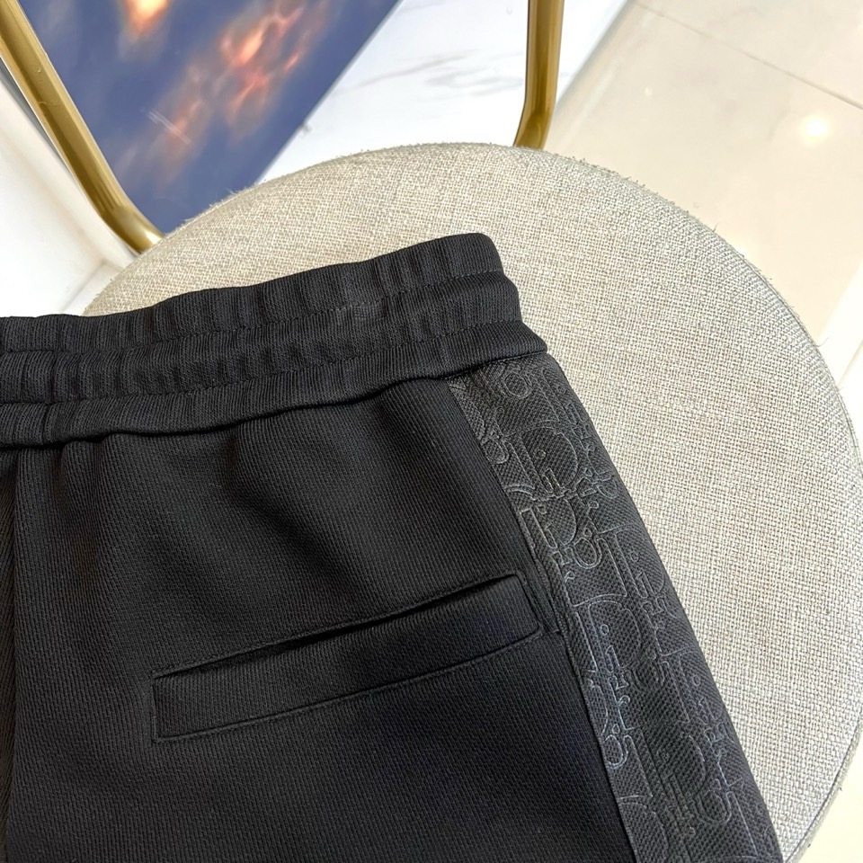 Dio迪奥、2025秋冬男士运动系列。精选哑光弹力面料打造立体剪裁套装，肩袖处的灰色科技面料拼接如同破晓