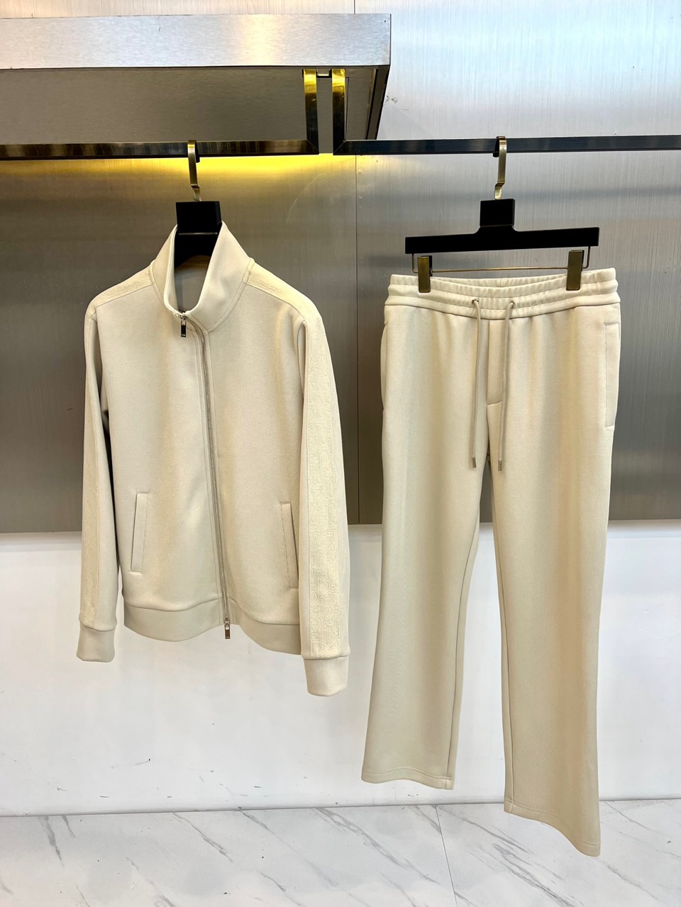 Dio迪奥、2025秋冬男士运动系列。精选哑光弹力面料打造立体剪裁套装，肩袖处的灰色科技面料拼接如同破晓