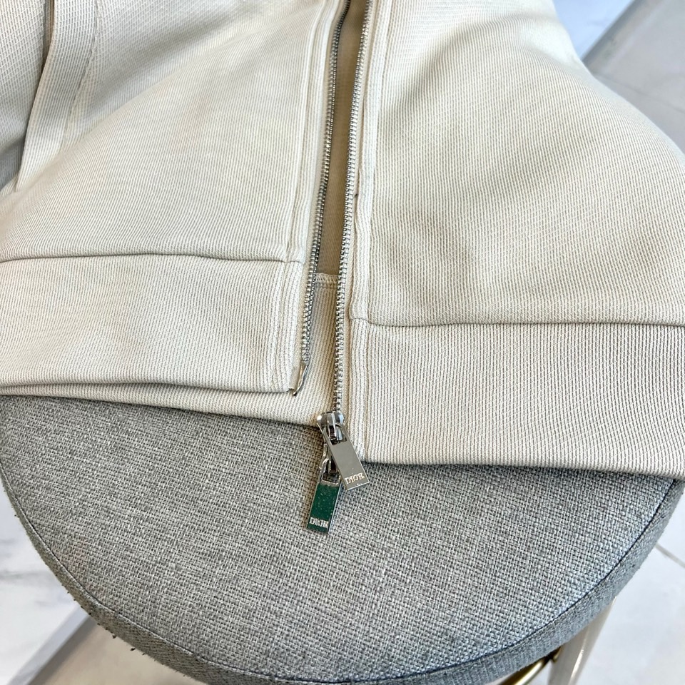 Dio迪奥、2025秋冬男士运动系列。精选哑光弹力面料打造立体剪裁套装，肩袖处的灰色科技面料拼接如同破晓