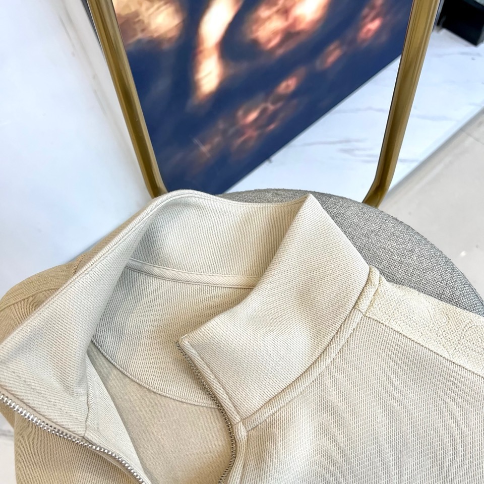 Dio迪奥、2025秋冬男士运动系列。精选哑光弹力面料打造立体剪裁套装，肩袖处的灰色科技面料拼接如同破晓