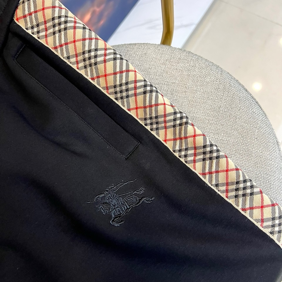 Bur巴宝莉、2025秋冬新款运动套装，以纯黑为基底，将Burberry标志性格纹元素贯穿袖侧与裤缝。高