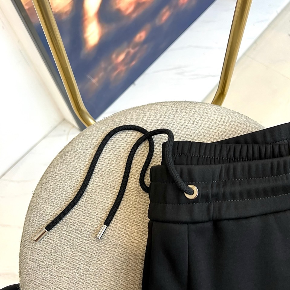 Bur巴宝莉、2025秋冬新款运动套装，以纯黑为基底，将Burberry标志性格纹元素贯穿袖侧与裤缝。高