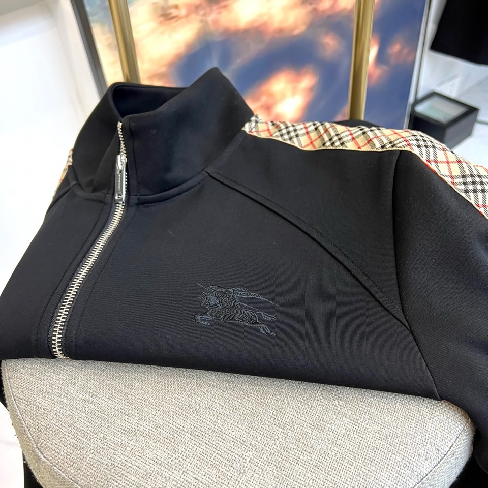 Bur巴宝莉、2025秋冬新款运动套装，以纯黑为基底，将Burberry标志性格纹元素贯穿袖侧与裤缝。高