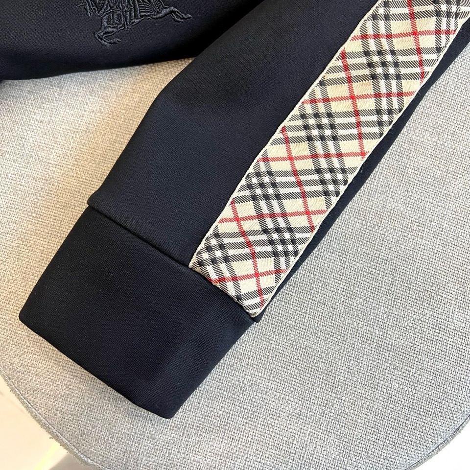 Bur巴宝莉、2025秋冬新款运动套装，以纯黑为基底，将Burberry标志性格纹元素贯穿袖侧与裤缝。高