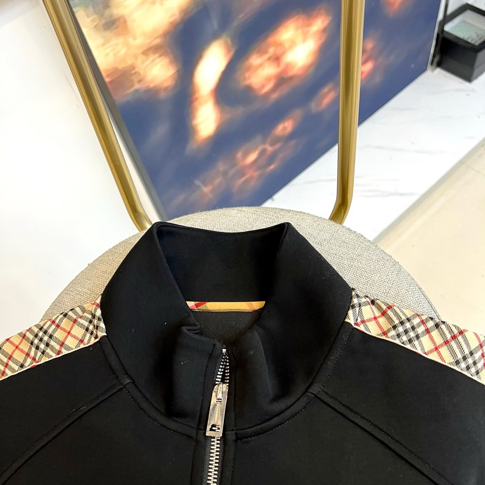 Bur巴宝莉、2025秋冬新款运动套装，以纯黑为基底，将Burberry标志性格纹元素贯穿袖侧与裤缝。高
