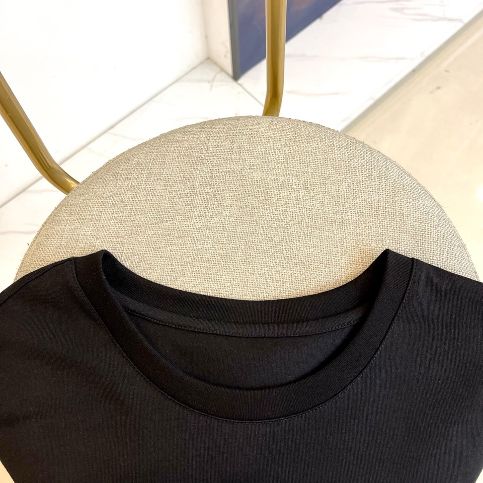 LORO PIANA 2025秋冬新款男士长袖T，采用lP🆕标志性的Baby Cashmere®超细纤维