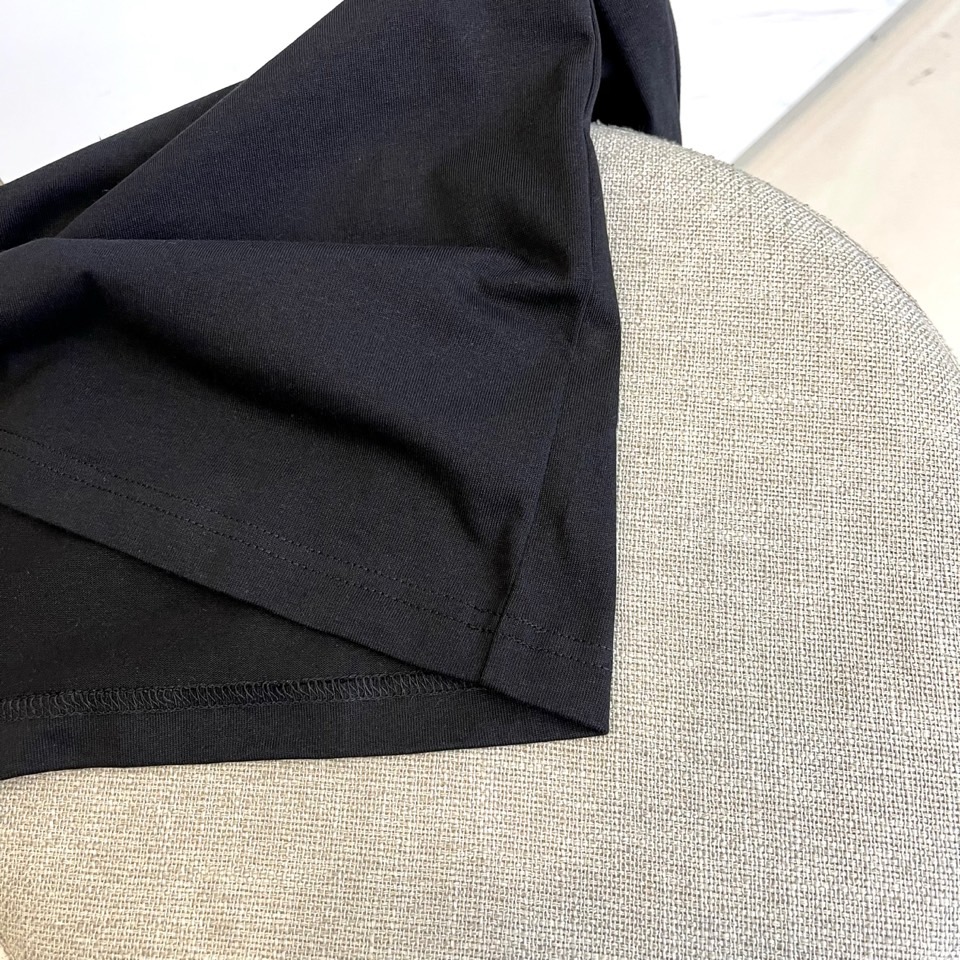 LORO PIANA 2025秋冬新款男士长袖T，采用lP🆕标志性的Baby Cashmere®超细纤维