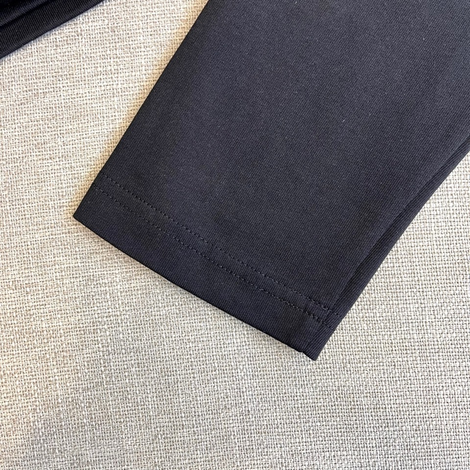 LORO PIANA 2025秋冬新款男士长袖T，采用lP🆕标志性的Baby Cashmere®超细纤维