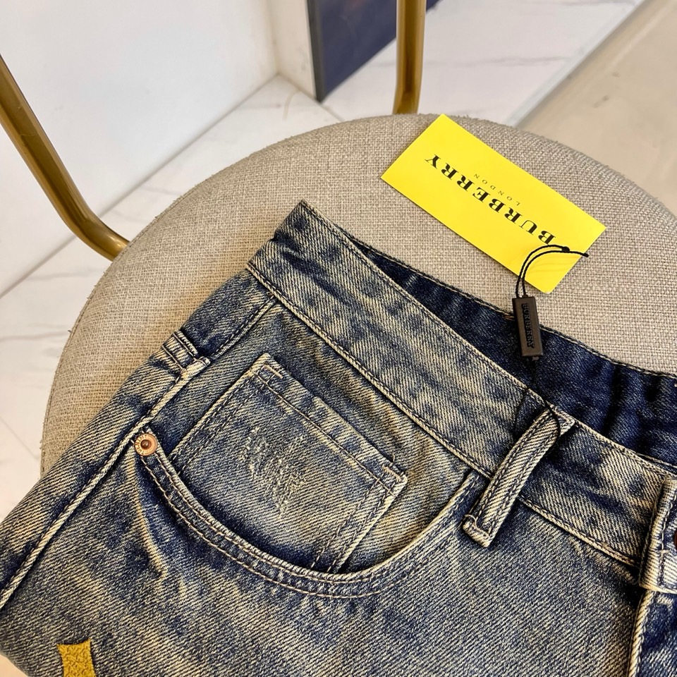 BUR巴宝莉、2025秋冬艺术丹宁牛仔裤，将Burberry标志性格纹解构为黑色菱形矩阵，搭配彩色几何刺