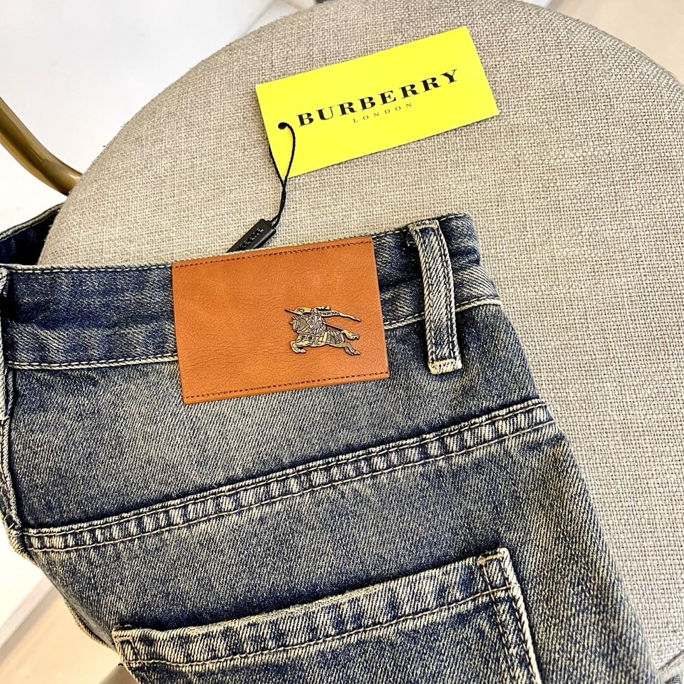 BUR巴宝莉、2025秋冬艺术丹宁牛仔裤，将Burberry标志性格纹解构为黑色菱形矩阵，搭配彩色几何刺