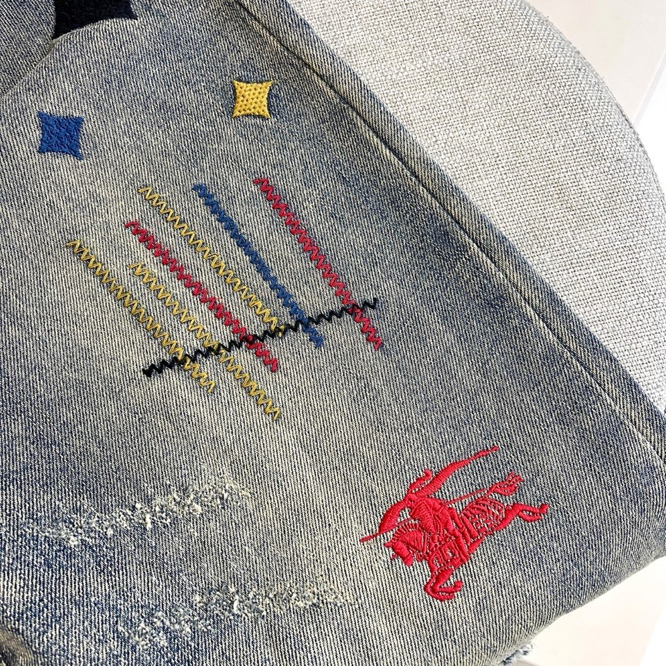 BUR巴宝莉、2025秋冬艺术丹宁牛仔裤，将Burberry标志性格纹解构为黑色菱形矩阵，搭配彩色几何刺