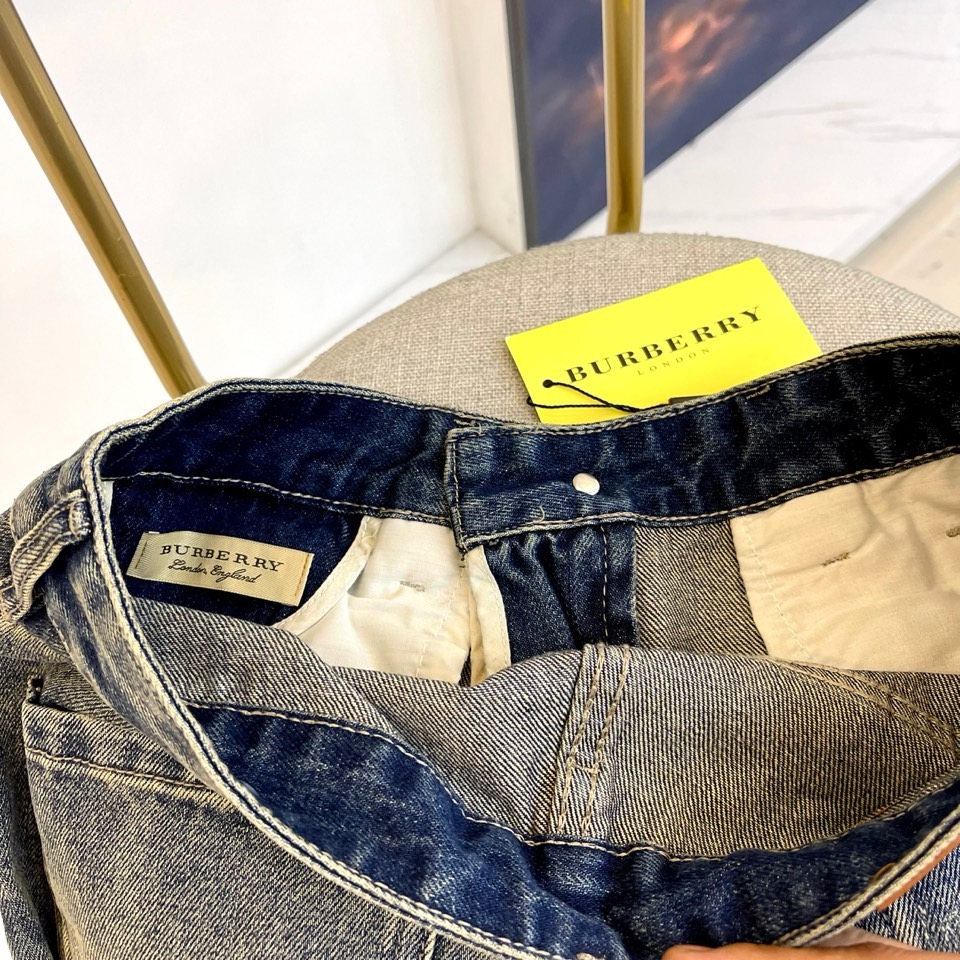 BUR巴宝莉、2025秋冬艺术丹宁牛仔裤，将Burberry标志性格纹解构为黑色菱形矩阵，搭配彩色几何刺