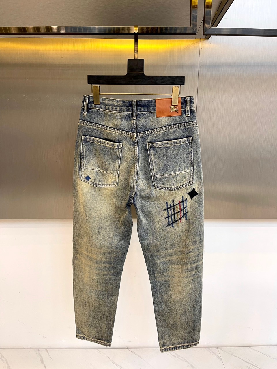 BUR巴宝莉、2025秋冬艺术丹宁牛仔裤，将Burberry标志性格纹解构为黑色菱形矩阵，搭配彩色几何刺