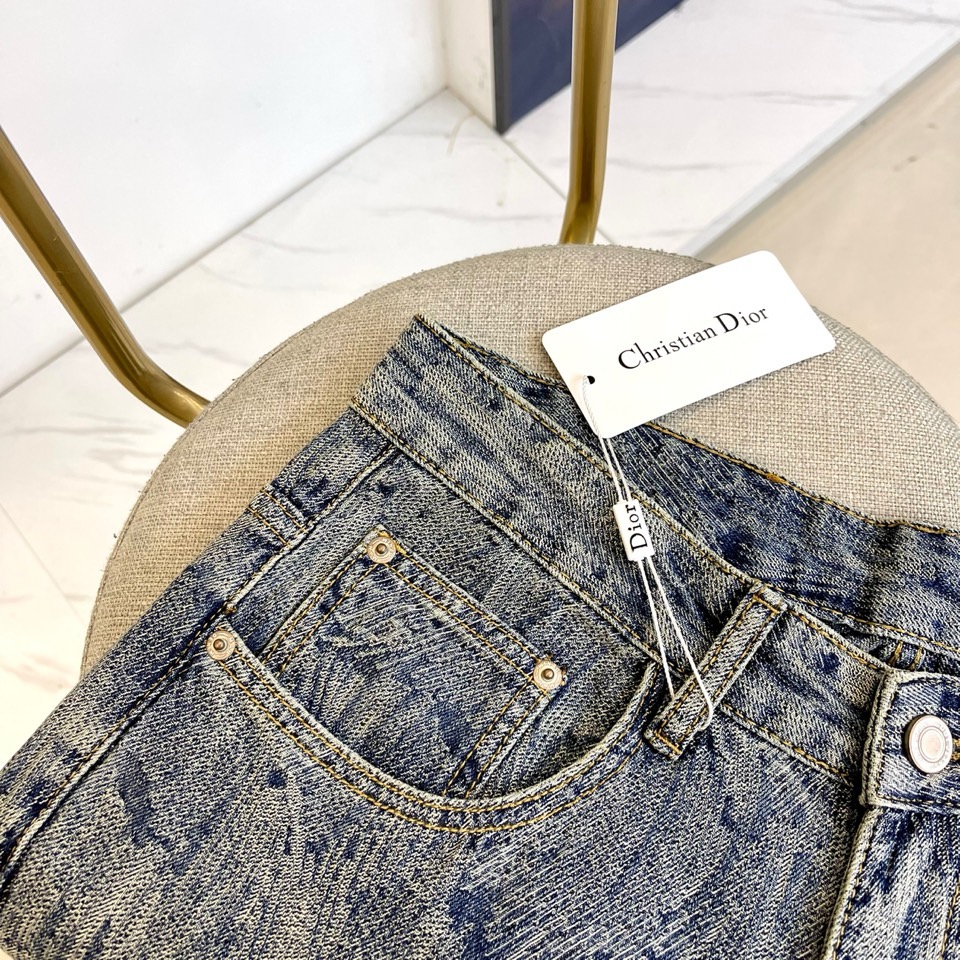 Dio迪奥、2025秋冬新款男士牛仔裤，采用意大利顶级丹宁面料，浅蓝水洗基底晕染出羽毛状暗纹。右后袋白色