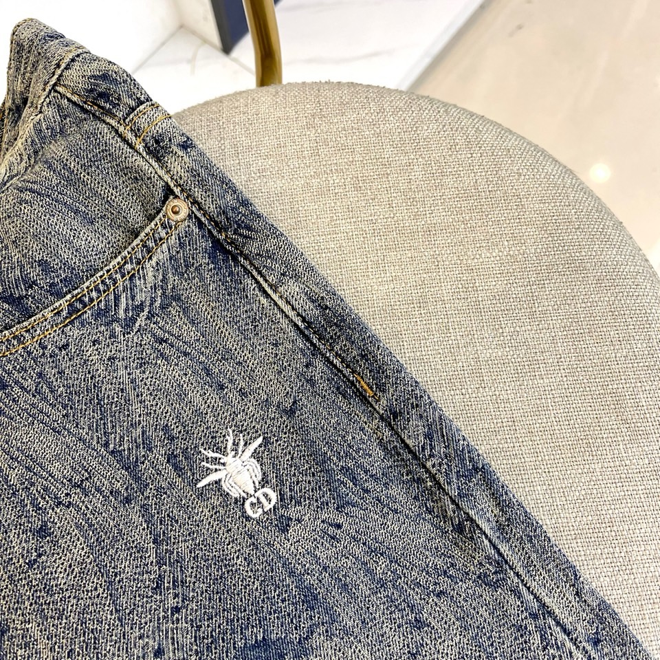 Dio迪奥、2025秋冬新款男士牛仔裤，采用意大利顶级丹宁面料，浅蓝水洗基底晕染出羽毛状暗纹。右后袋白色