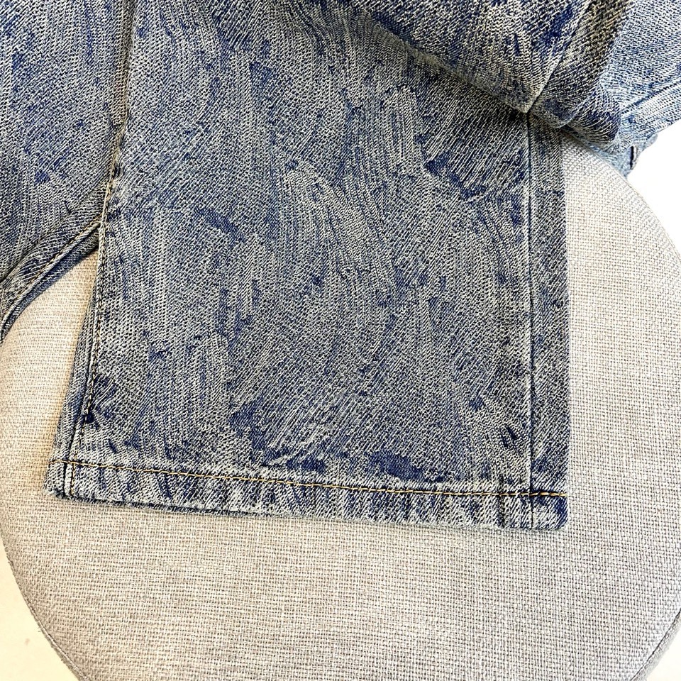 Dio迪奥、2025秋冬新款男士牛仔裤，采用意大利顶级丹宁面料，浅蓝水洗基底晕染出羽毛状暗纹。右后袋白色