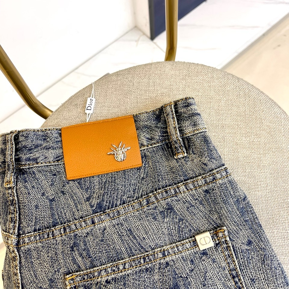 Dio迪奥、2025秋冬新款男士牛仔裤，采用意大利顶级丹宁面料，浅蓝水洗基底晕染出羽毛状暗纹。右后袋白色