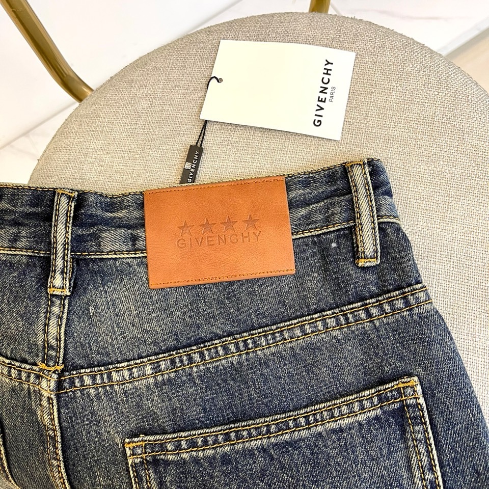 Given纪梵希、2025秋冬男士丹宁系列。深靛蓝丹宁面料化身午夜天幕，手工凿刻的星形破洞如银河裂隙，搭