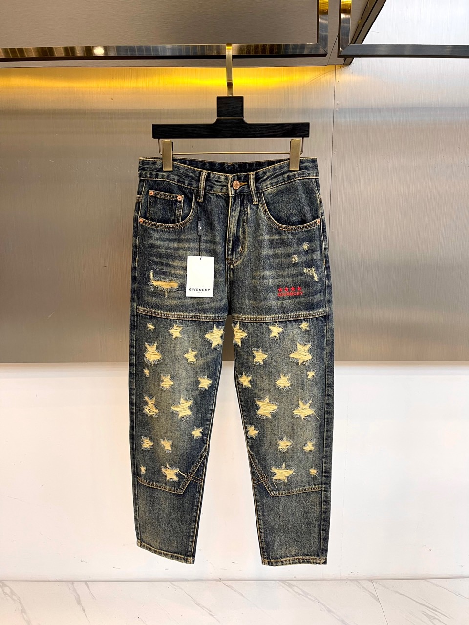 Given纪梵希、2025秋冬男士丹宁系列。深靛蓝丹宁面料化身午夜天幕，手工凿刻的星形破洞如银河裂隙，搭